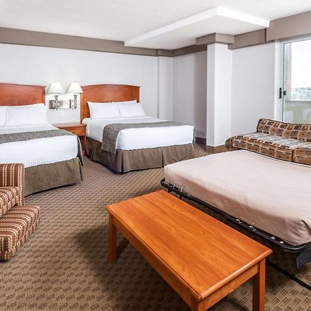 Ramada By Wyndham Edmonton South Hotell Exteriör bild