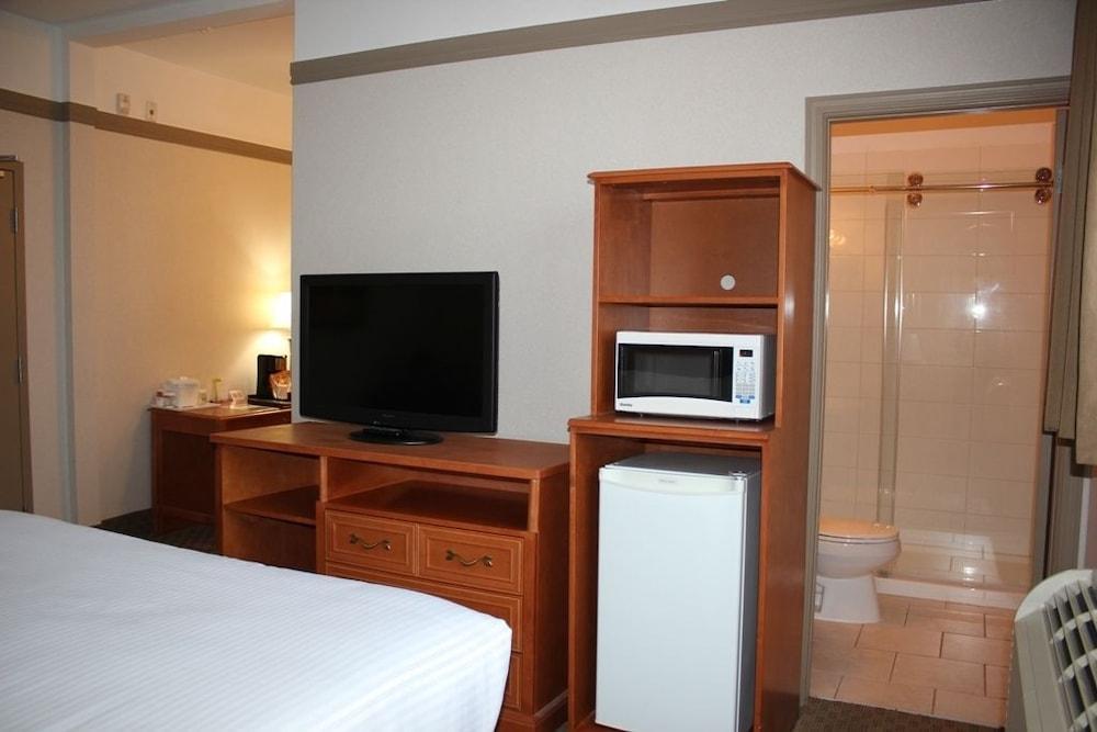 Ramada By Wyndham Edmonton South Hotell Exteriör bild