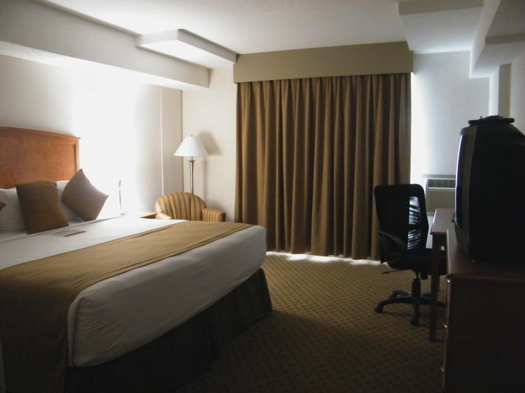 Ramada By Wyndham Edmonton South Hotell Rum bild