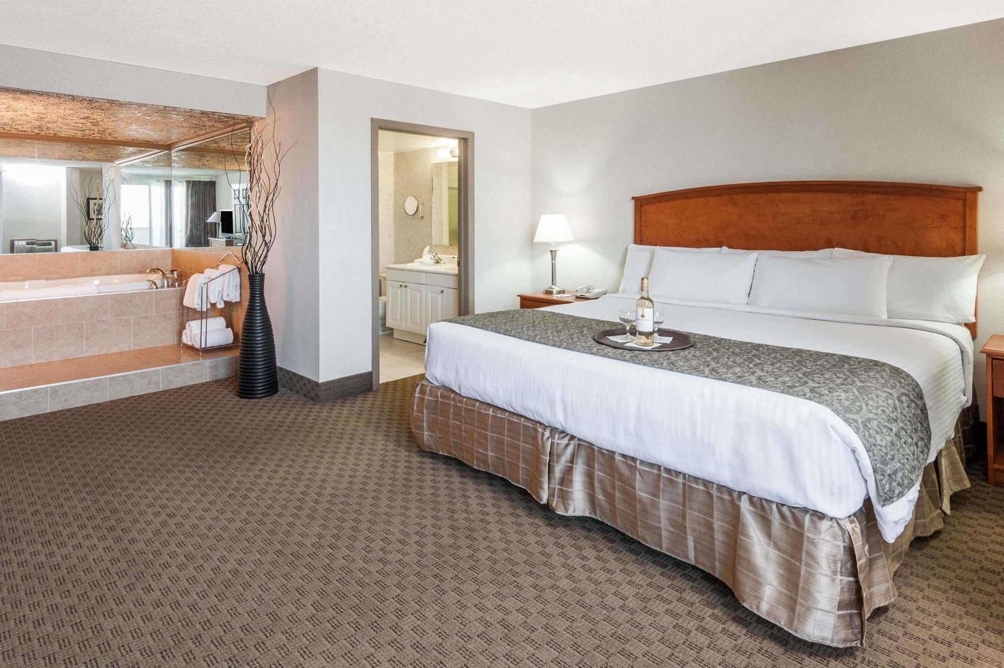 Ramada By Wyndham Edmonton South Hotell Exteriör bild