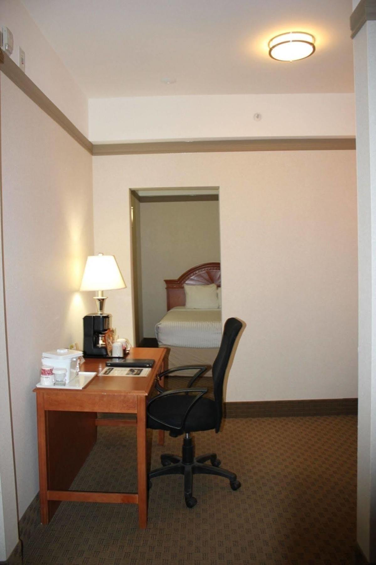 Ramada By Wyndham Edmonton South Hotell Exteriör bild