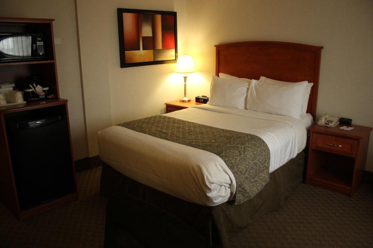 Ramada By Wyndham Edmonton South Hotell Exteriör bild