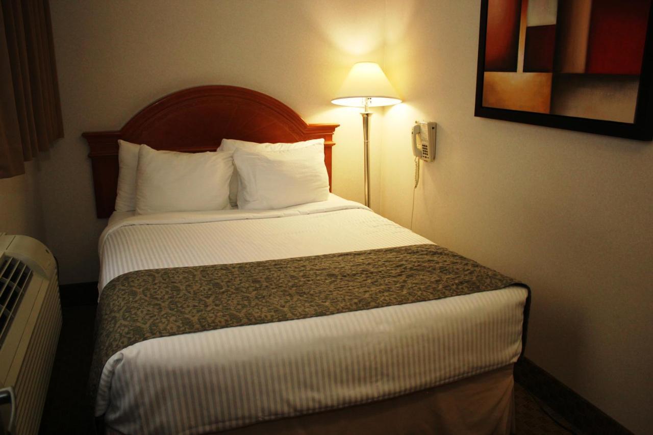 Ramada By Wyndham Edmonton South Hotell Exteriör bild